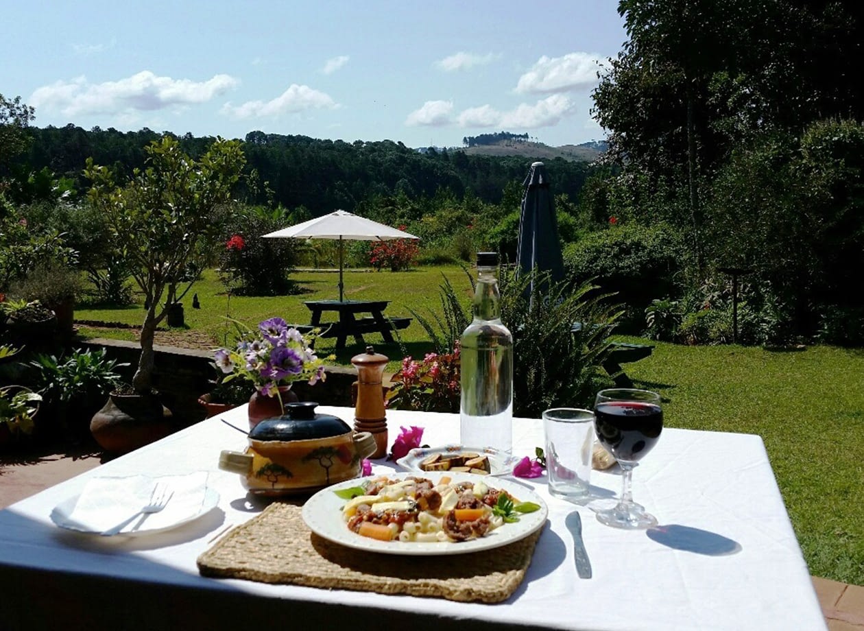 lodge-garden-large_0002_Nice lunch at the lodge